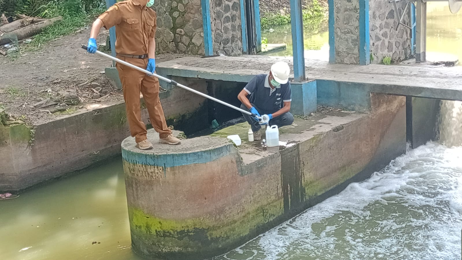 Diduga Limbah Pabrik Cemari Sungai Bono, DLHK Sidoarjo Turun Tangan Ambil Sampel Air