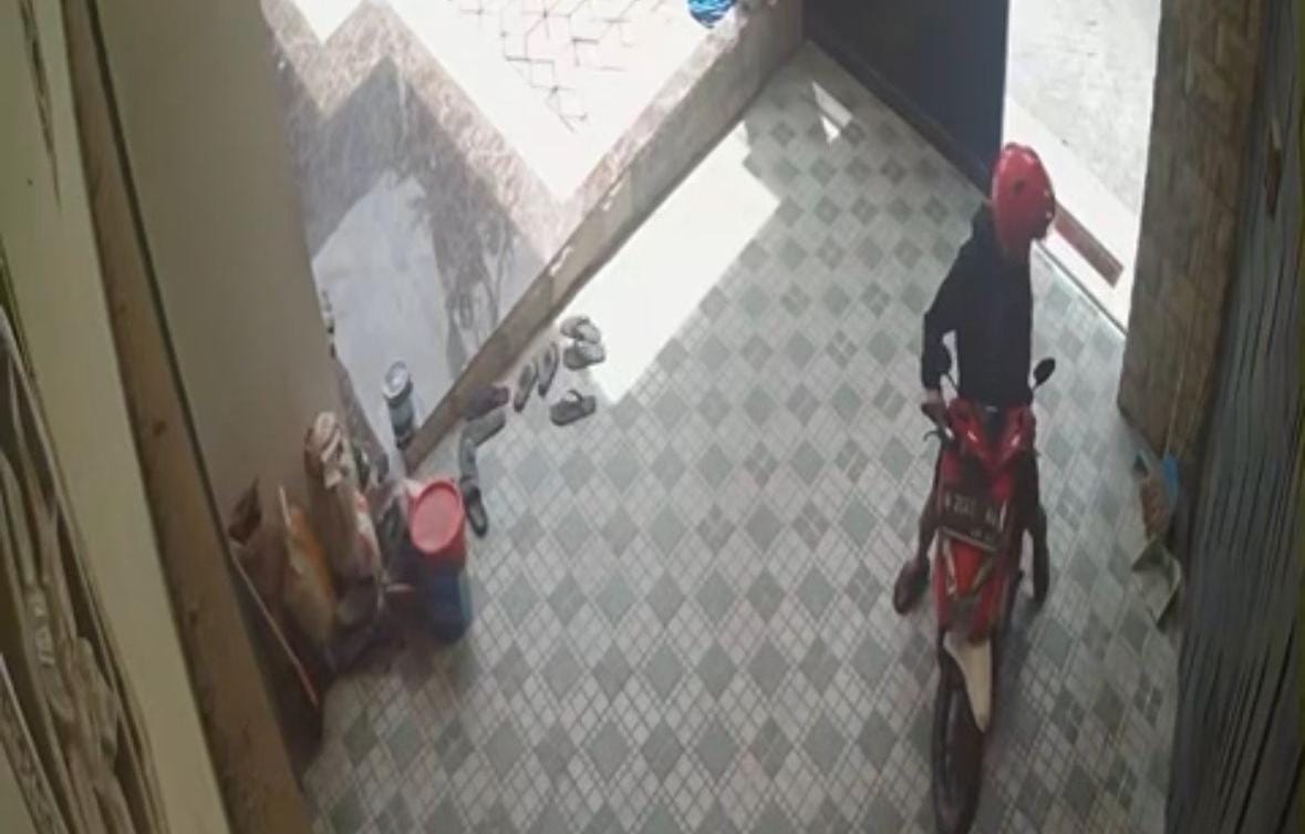 Curi Motor di Siang Bolong, Aksi Pelaku Terekam CCTV di Tambaksawah