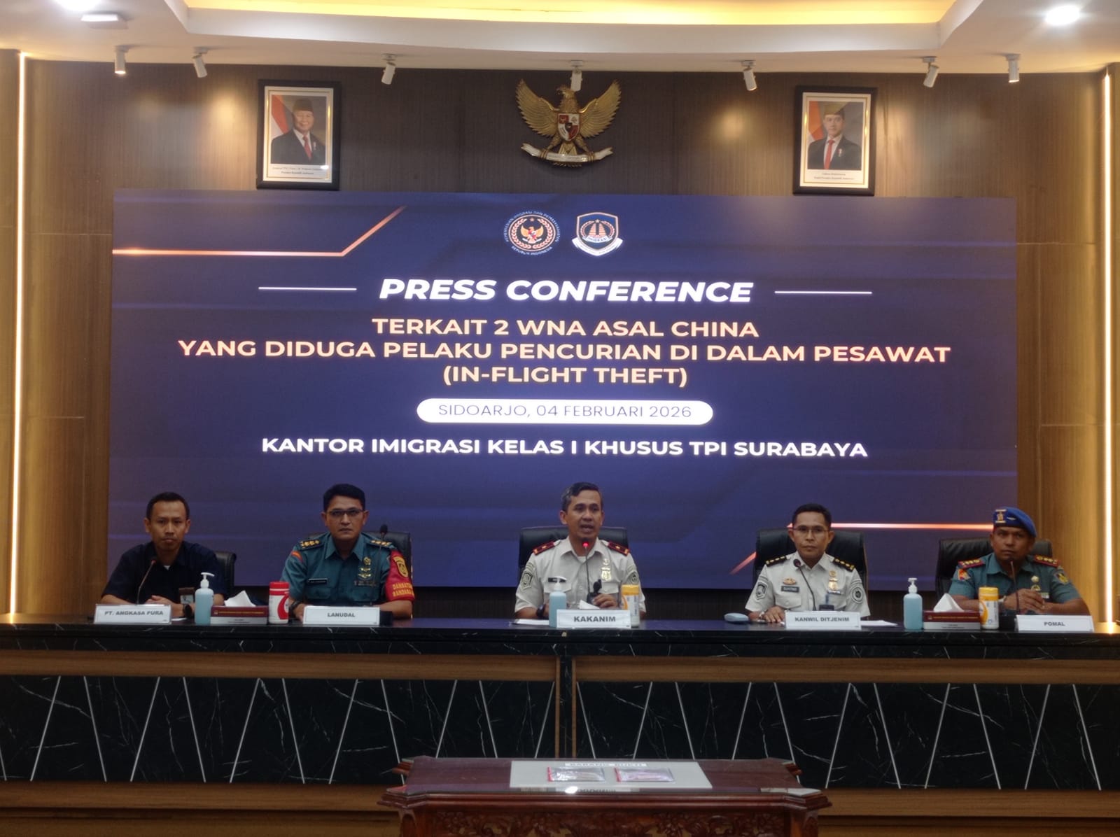 Akses Jalan Dibuka, Warga Mutiara Regency Pasang Seng Darurat di Perbatasan Perumahan