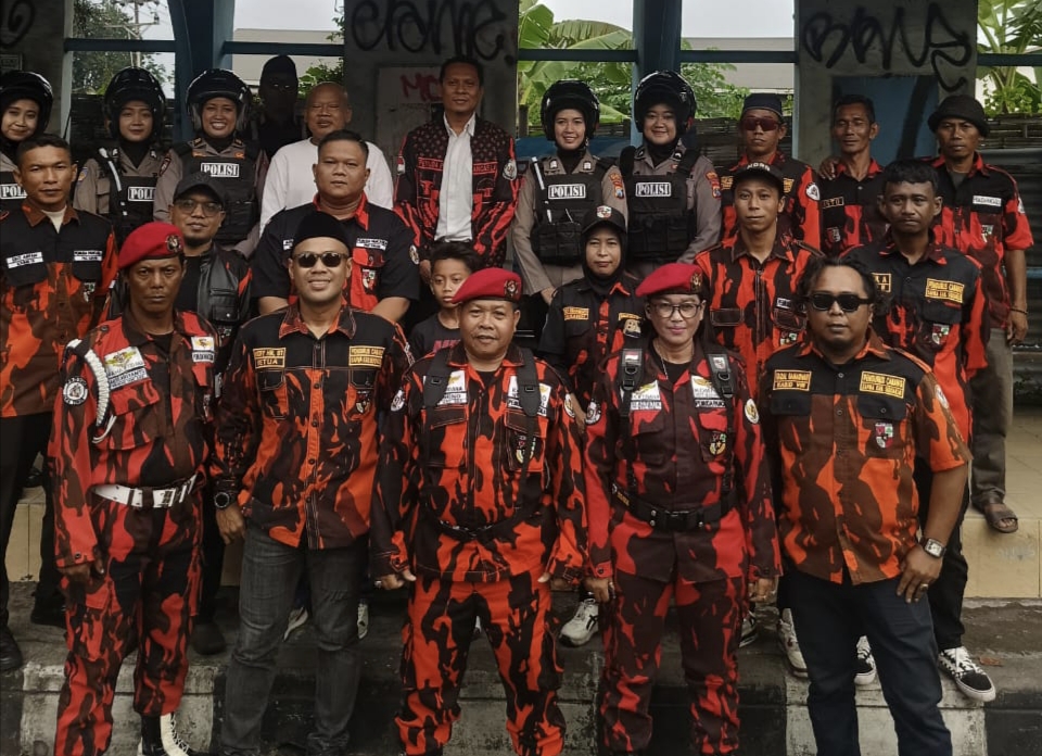 Ratusan Takjil Dibagikan SAPMA PP Sidoarjo, Pengendara di Jenggolo Sumringah